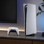 Console PlayStation 5 com controle DualSense branco sobre uma mesa