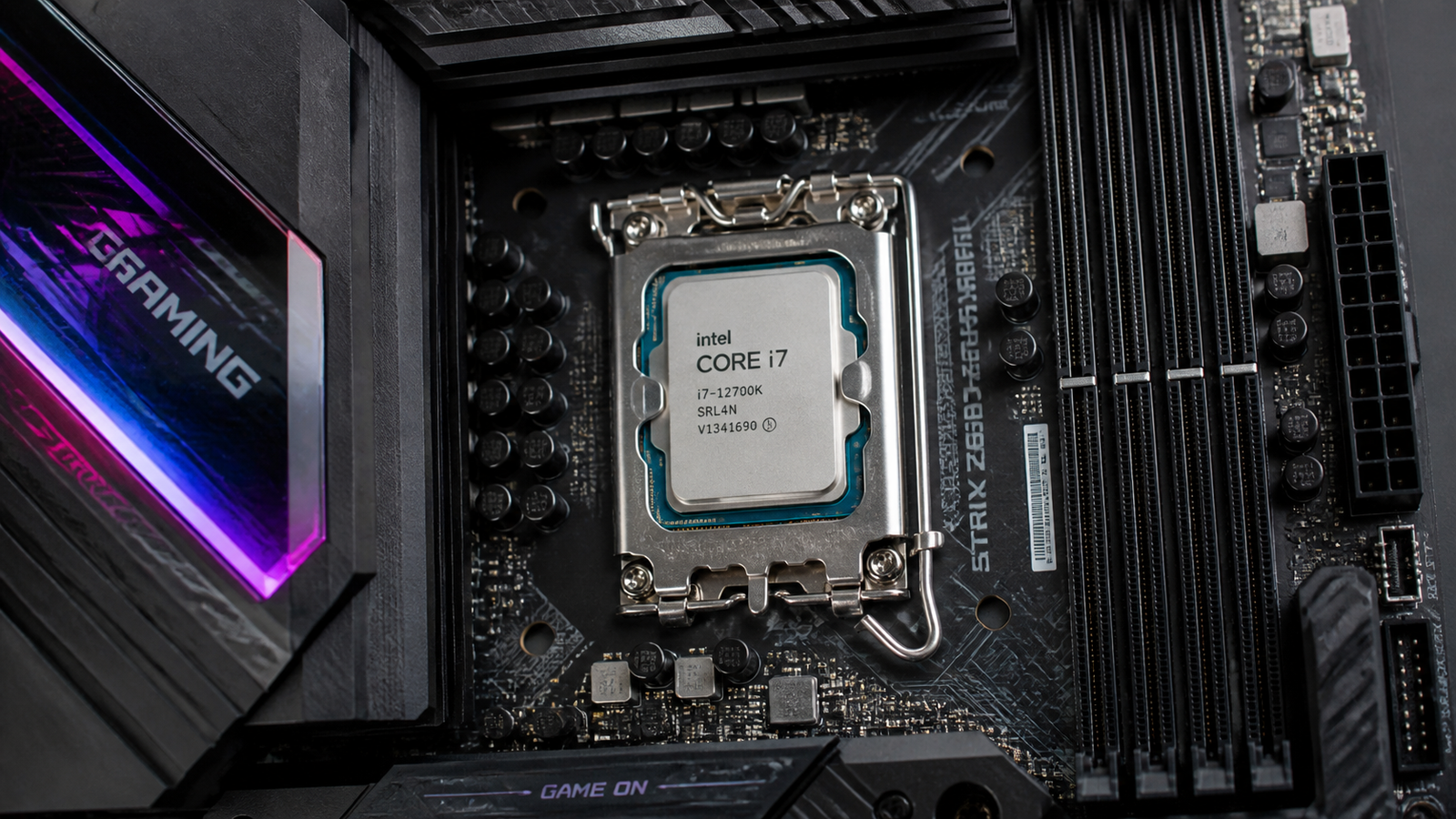 Processador Intel Core i7 instalado em uma placa-mãe gamer ASUS ROG Strix